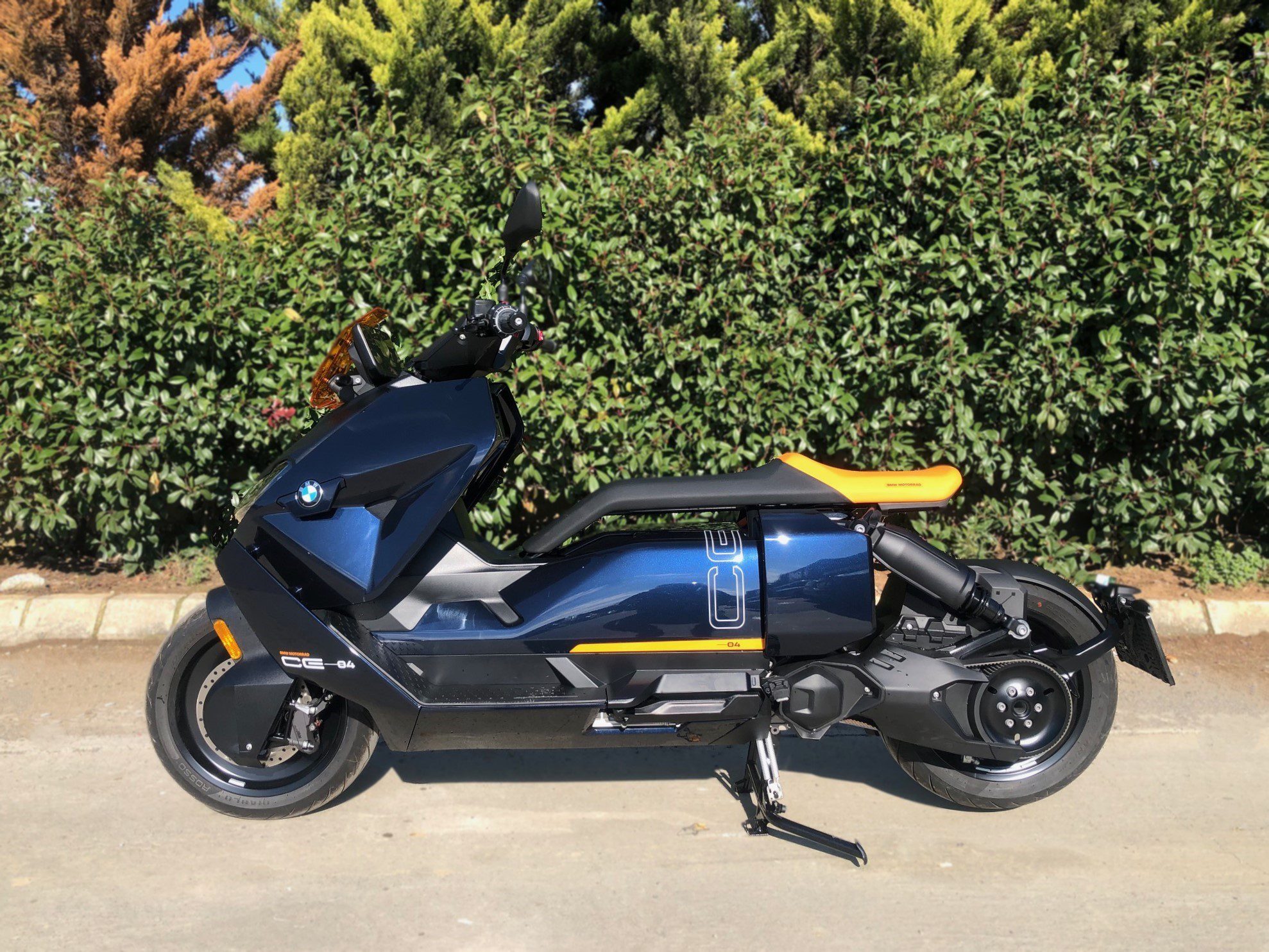 2023 BMW CE04