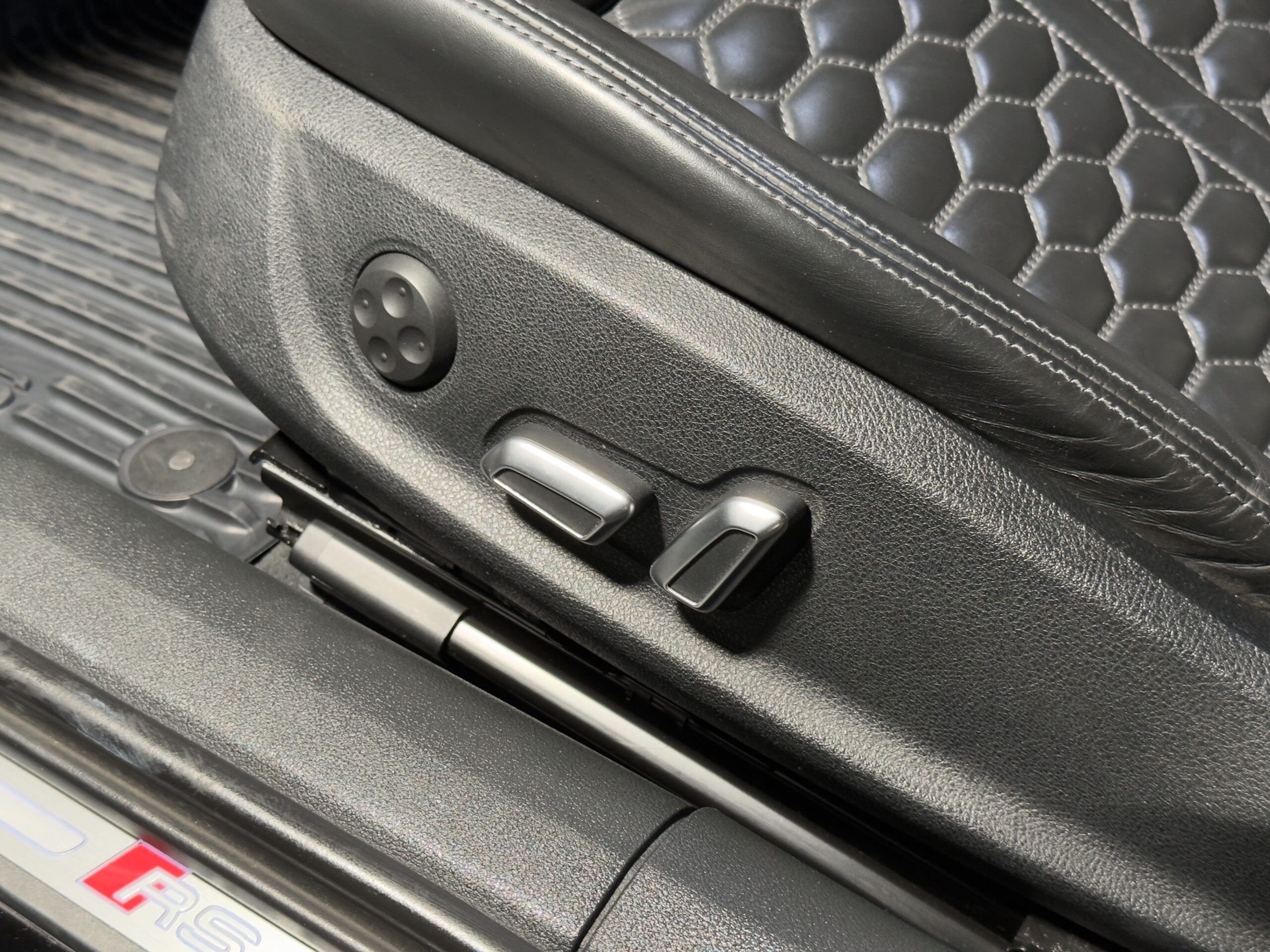 2017 AUDI RS6 Avant Performance