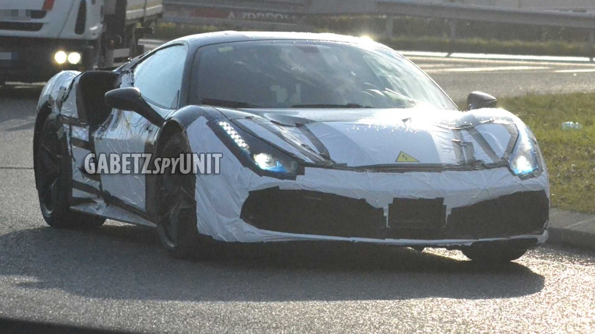 Ferrari, hibrit bir prototipi test etmeye devam ediyor.