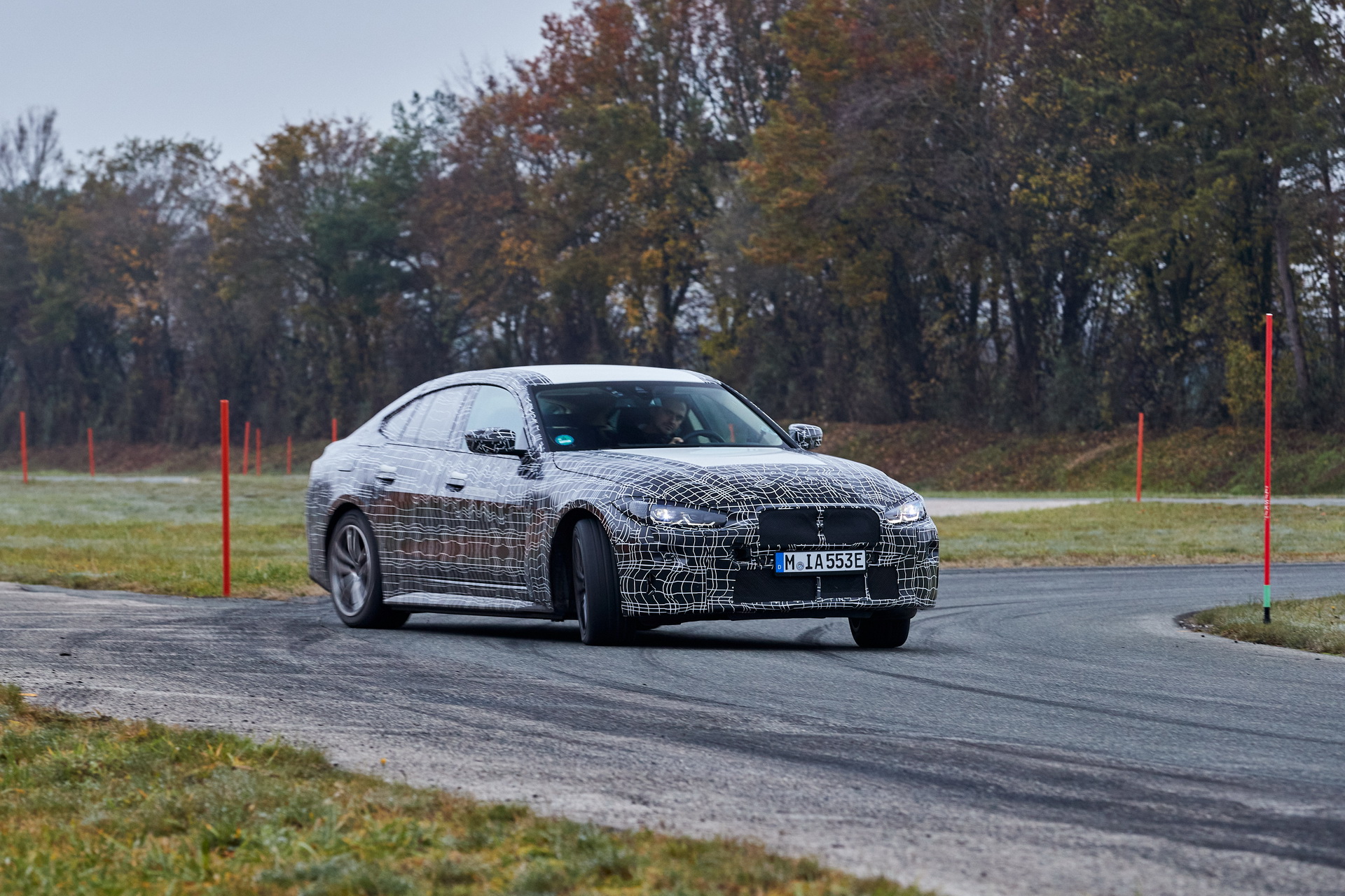 BMW i4, maharetlerini sergilerken göründü