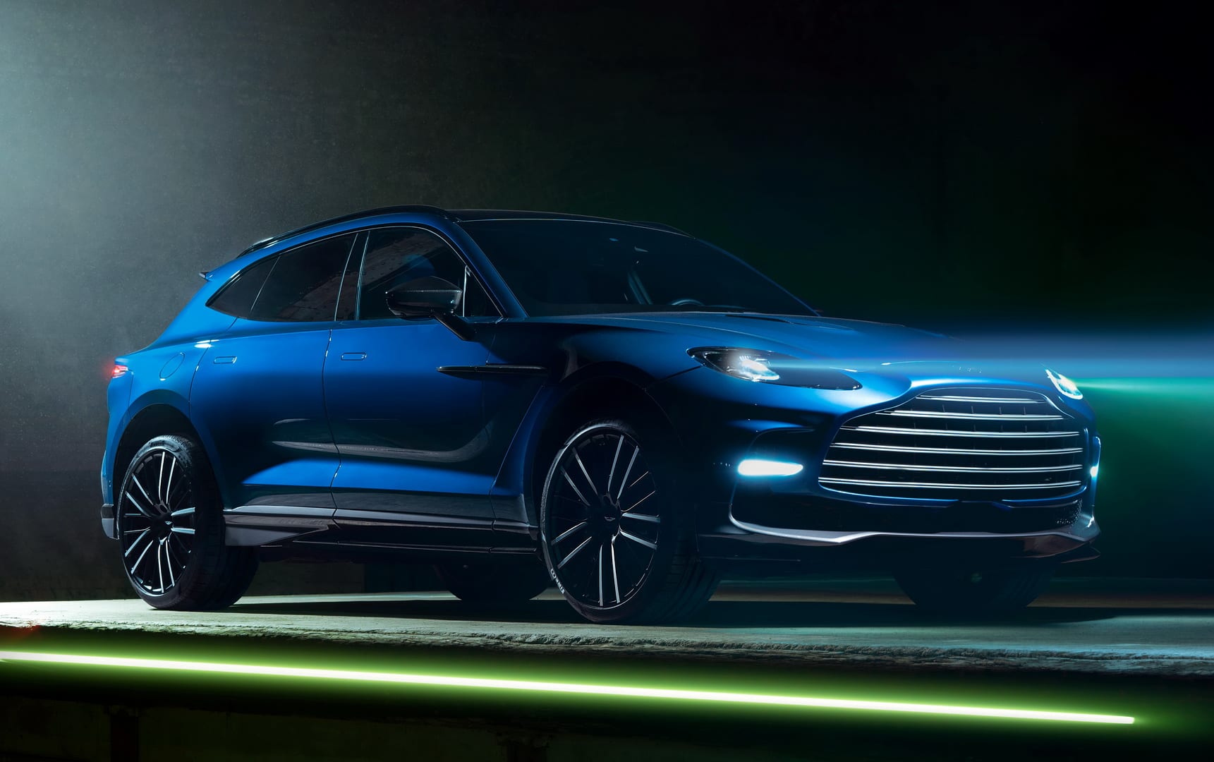 Dünyanın En Hızlı SUV’si Aston Martin DBX707 Resmi Olarak Tanıtıldı,