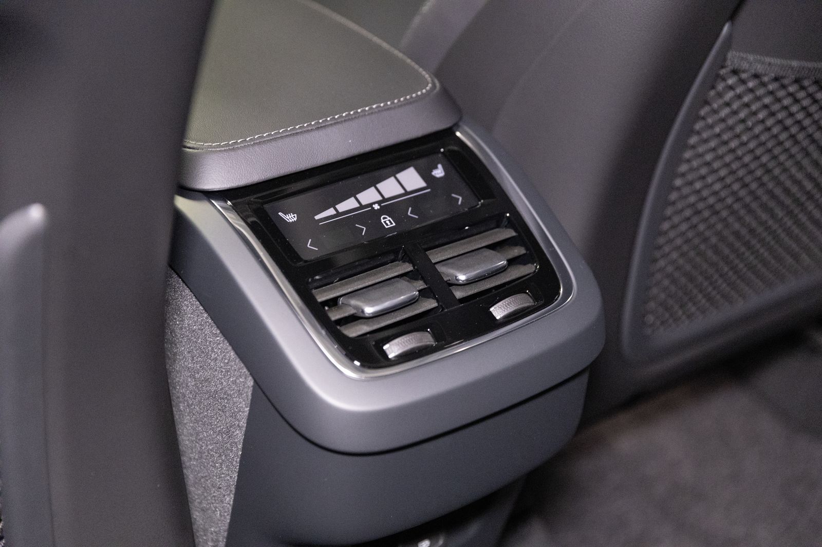 2023 Volvo XC90 B5 AWD Plus Dark