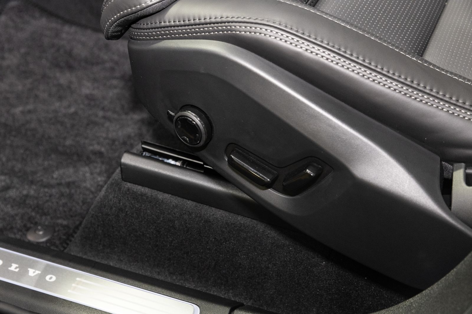 2023 Volvo XC90 B5 AWD Plus Dark