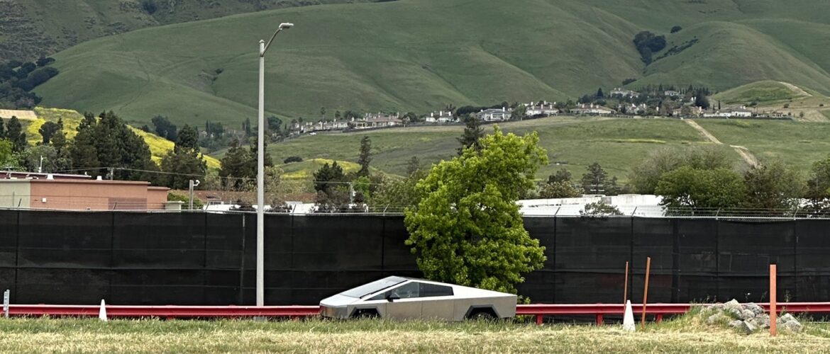 Tesla Cybertruck, test çalışmaları sırasında görüntülendi.