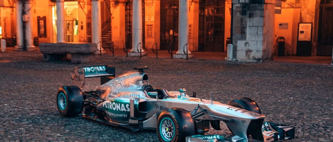Lewis Hamilton’ın kullandığı F1 otomobili açık arttırma ile satıldı